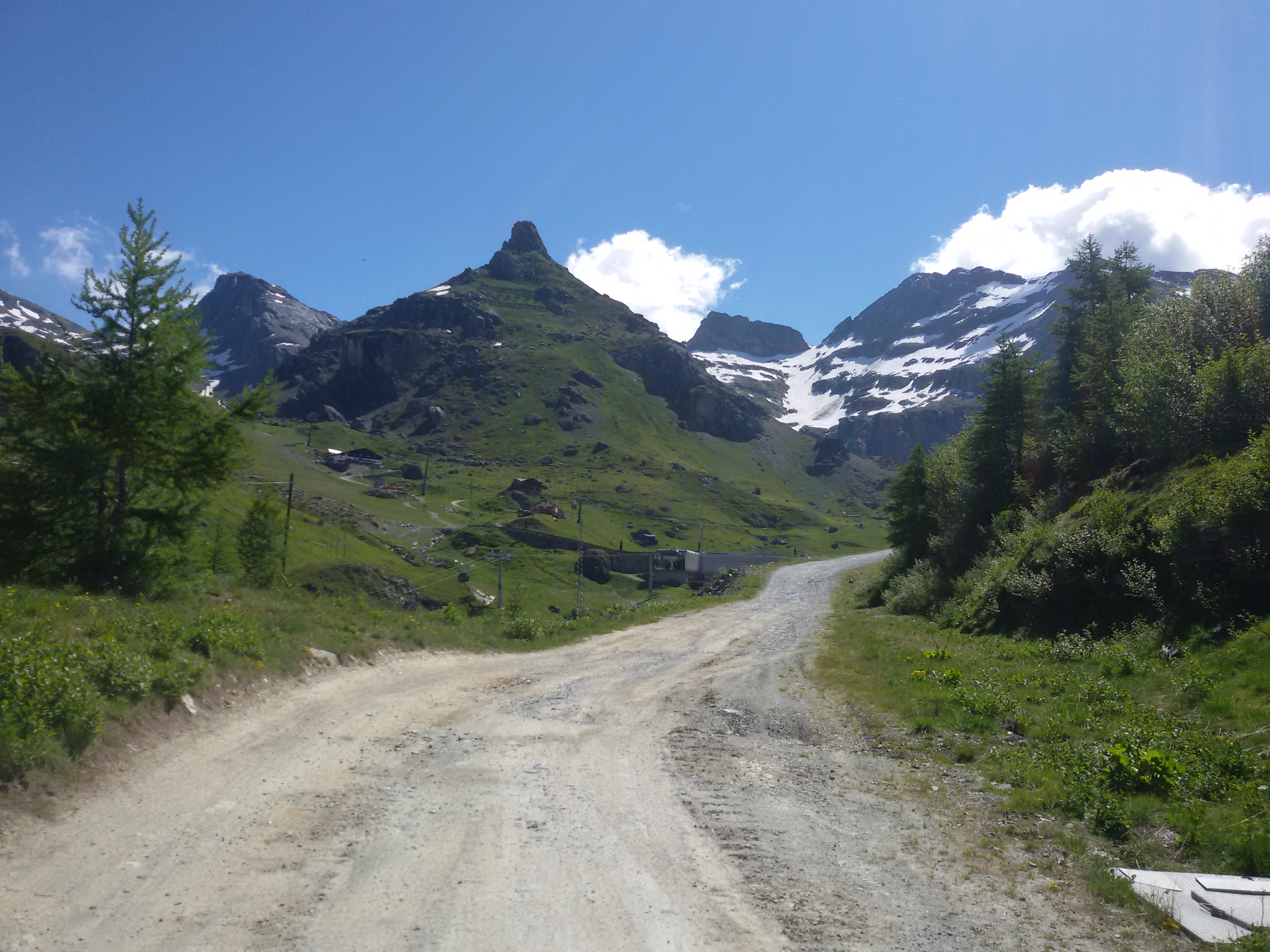 Sterrato verso il lago Gabiet